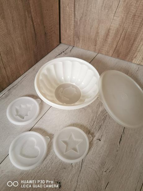 Tupperware misa na nepečenú tortu, 