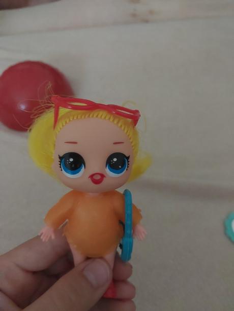 Babika s prislusenstvom v guly, 