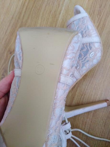 Nádherné čipkované sandálky, 36