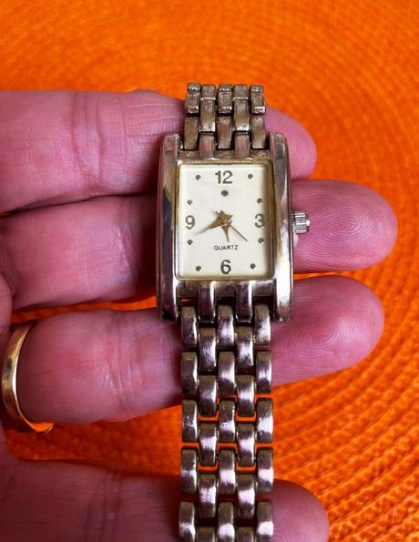 Staré náramkové hodinky,