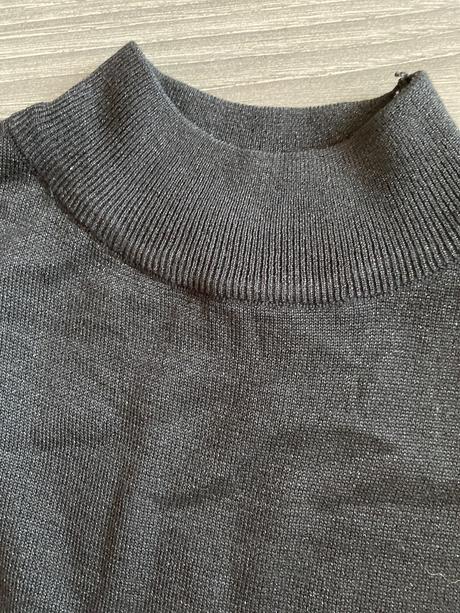 Sveter s vypchávkami na ramenách, s