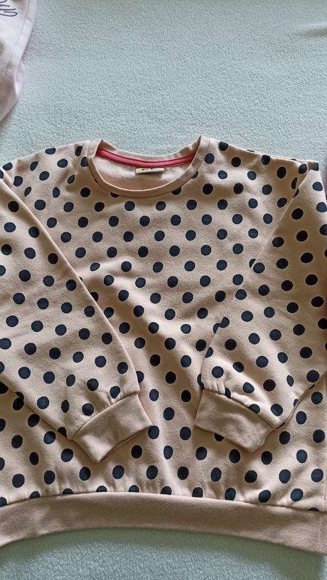 3x mikina cez hlavu veľ. 122, sinsay,122