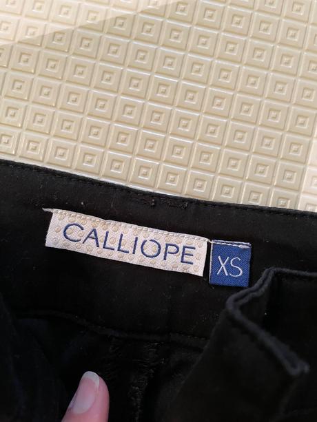 Elegantne cierne kratke nohavice po kolena xs, xs