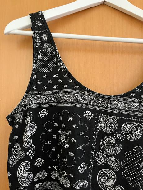 Bezramienkový čierny top s ornamentami m, m