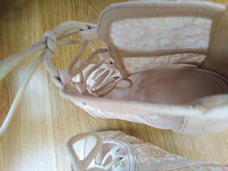 Nádherné čipkované sandálky, 36