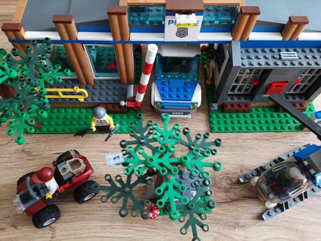 Lego city 4440 policajná stanica v lese,