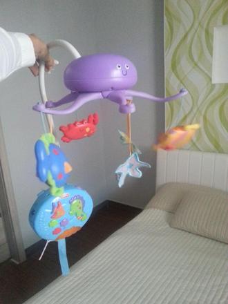 Kolotoč nad postieľku,