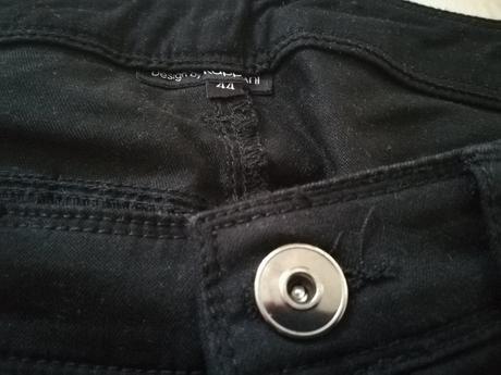 Čierne nohavice, 44