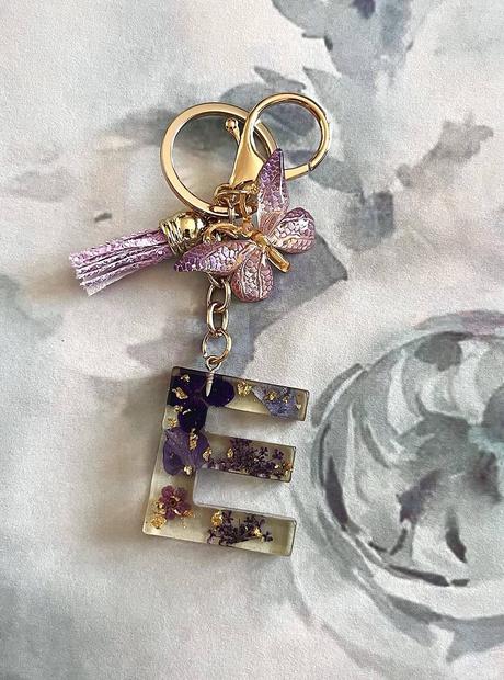 Ručne vyrobené živicové kľúčenky, 