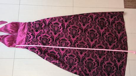 Spoločenské šaty s holým chrbatom,