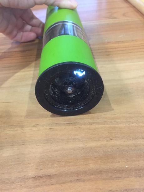 Dizajnový elektrický mlynček na korenie a soľ,