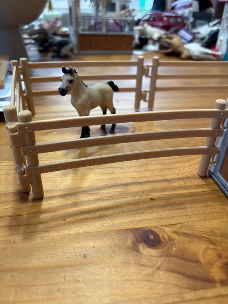 Schleich stajňa s koňmi a ošetrovateľkou,