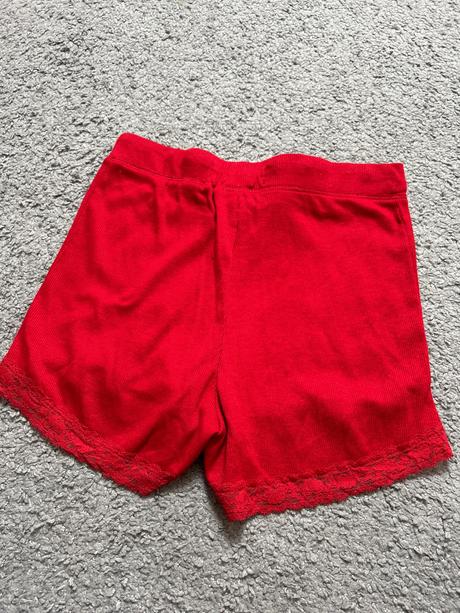 Šortky, s