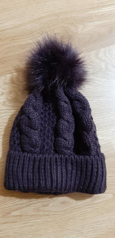 Fialová čiapka s brmbolcom, new yorker