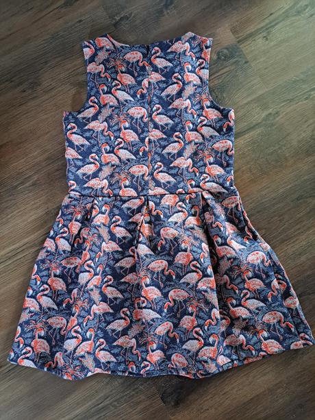 Šaty s plameniakom, 158