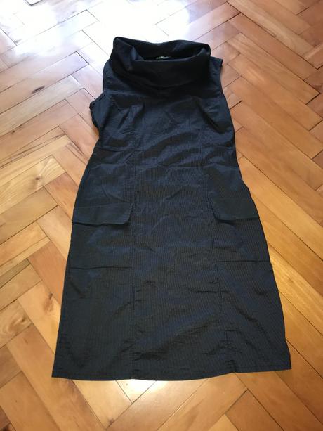 Čierne páskované šaty, s