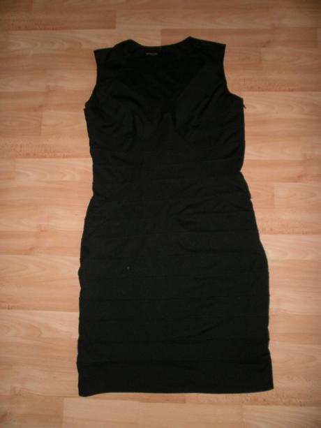 1x oblečené hrubé vypasované šaty 38/40, takko,38