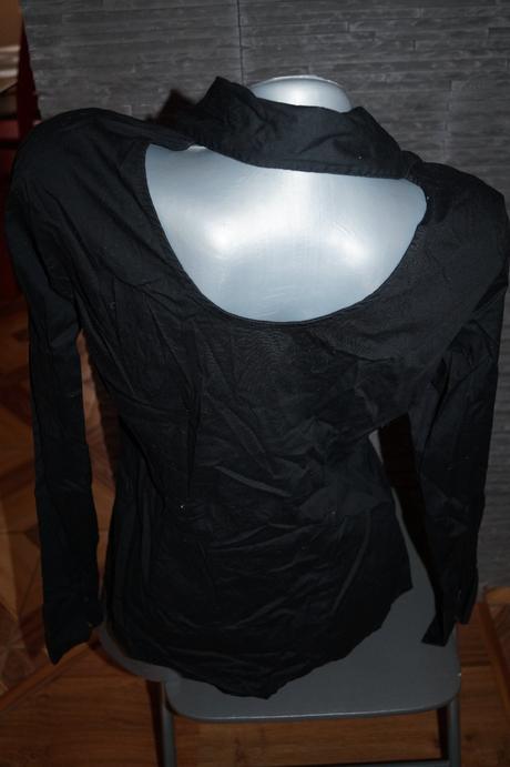 Kosela s holym krkom na chrbate, m