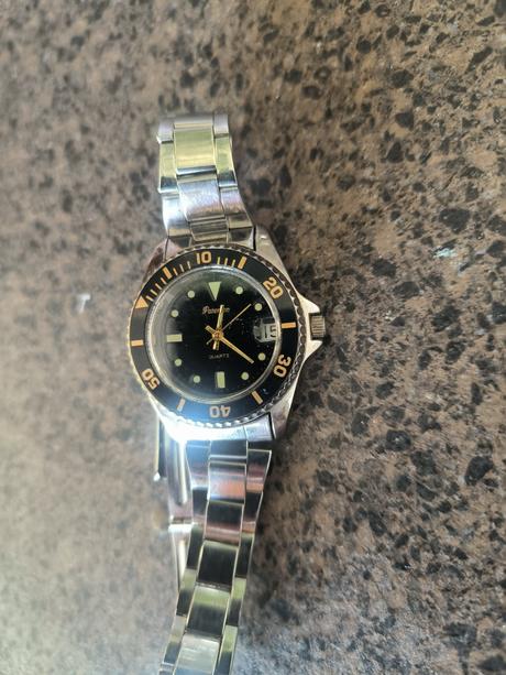 Hodinky z nehrdzavejúcej ocele,