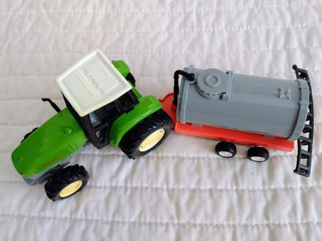 Kovový traktor s cisternou toyland harvest,