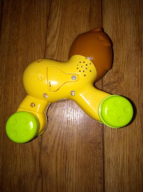 Levik na kolieskach top stav, hrá melodiu a svieti,