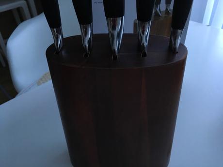 Stojan s piatimi nožmi ako nové, 