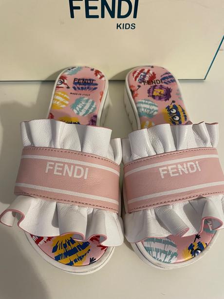 Šľapky fendi, 33