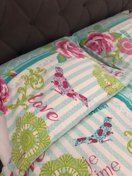 Posteľná súprava prehozu, vankušov a obliečok, 