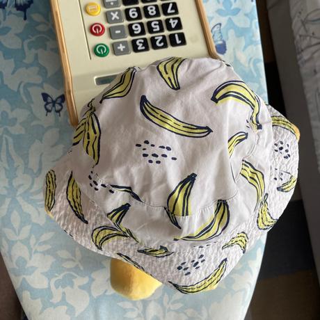 Klobucik, biely s bananmi, f&f,80