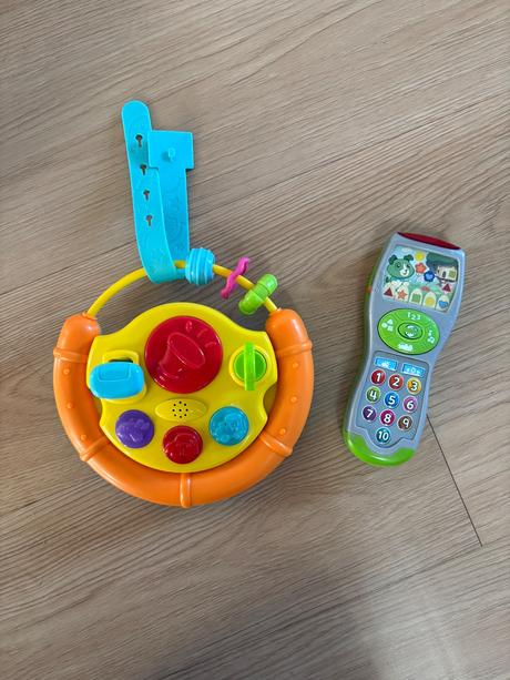 Hraci volant a telefon,