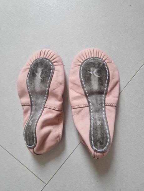 Ruzove baletne piskoty, 30