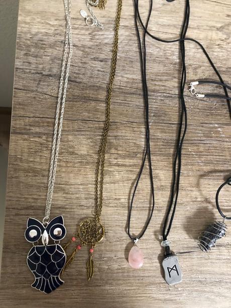 Sada náhrdelníkom, náušníc, prsteňov a náramkov,