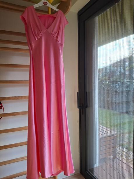 Spoločenské šaty bez poškodení, s