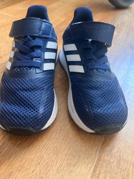 Tenisky adidas, 26