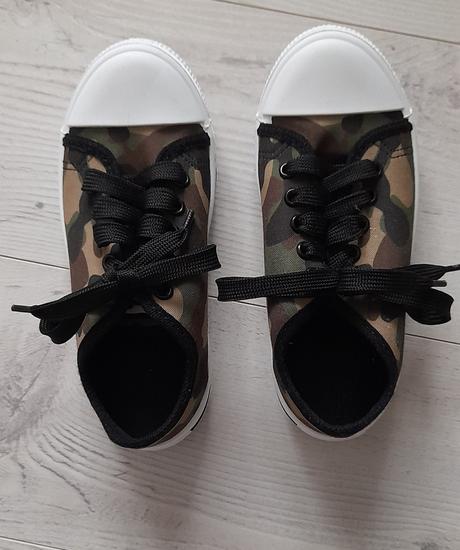 Nenosené plátené tenisky, 31