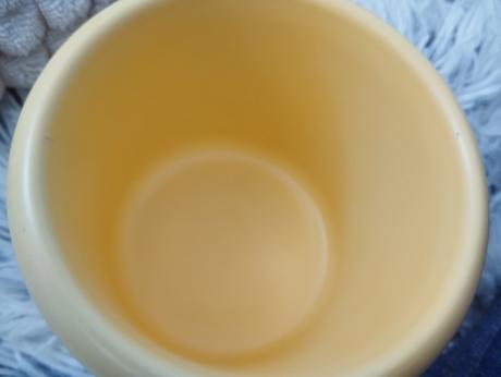 Kvetináče  keramické,obaly žltej  farby rôzne, 