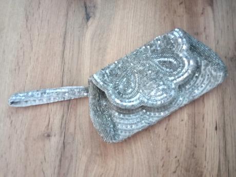 Vyšívaná kabelka do ruky,