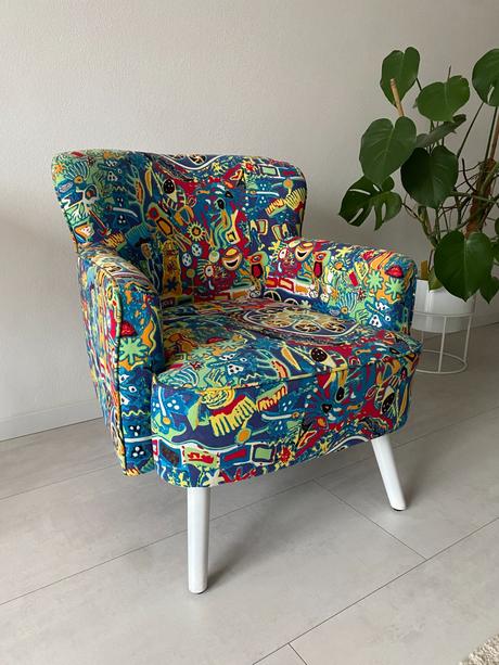 Pestrofarebné dizajnové kreslo,