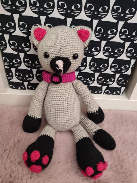 Háčkovaná mačička 35 cm, 