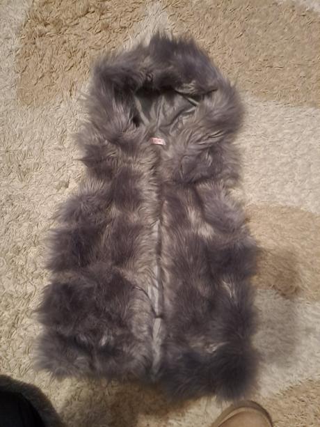 Kozusinkova vesta s kapucnou, 152