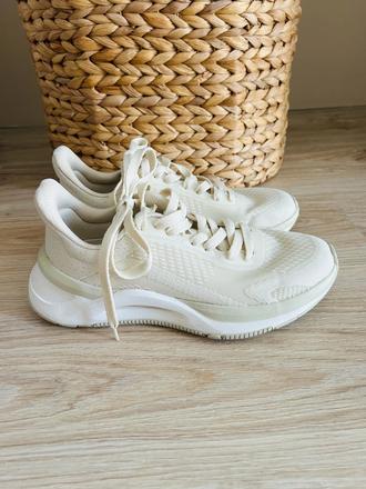 Perfektné tenisky značky oysho, pc 56 eur, 38