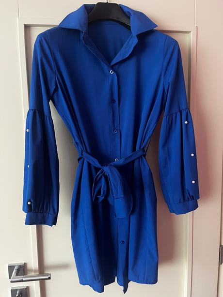 Modré šaty s perľami, 