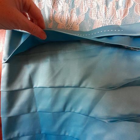 Veľmi pekné spoločenské šaty, 46