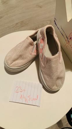 Trampky darujem k nakupu, 23