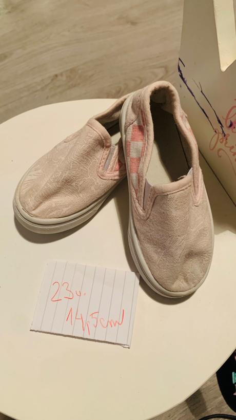 Trampky darujem k nakupu, 23