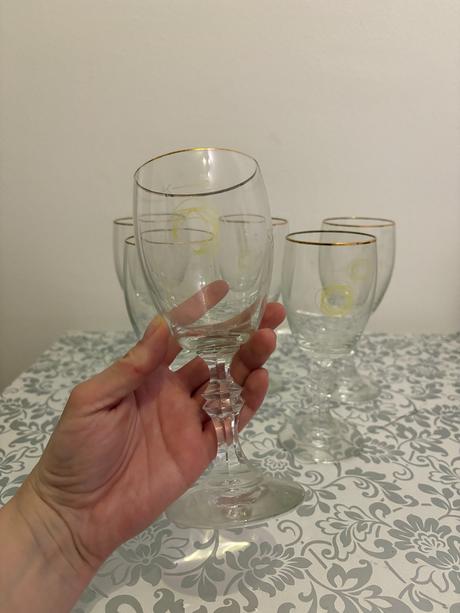 6 kusov pohárov na víno, 