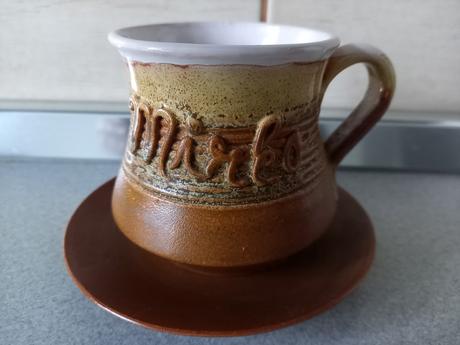 Hrnčeky s menom s tanierikom, 