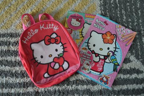 Ruksačik hello kitty, vymalovánky, časopis,
