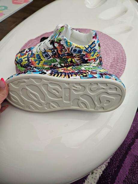 Tenisky s grafiti vzorom, 39