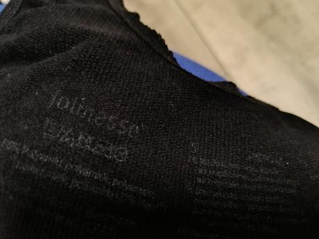 Čierna športova podprsenka, s